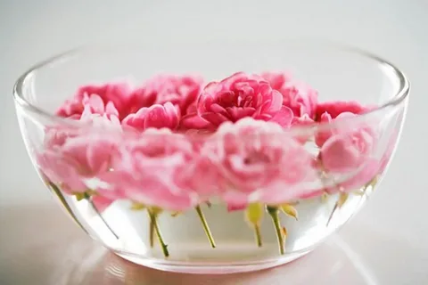 تصویر 1 از گلاب نیاسر درجه یک با طراوت گل های تازه و عطر اصیل